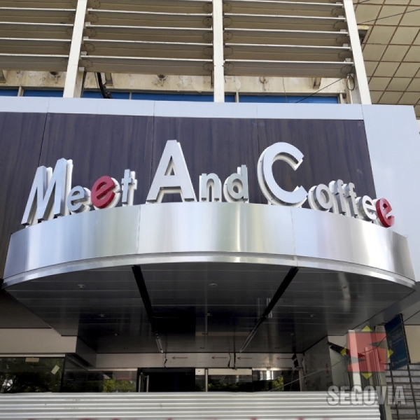 Letras Corpóreas Luminosas