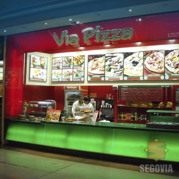 Ambientación con letreros luminosos